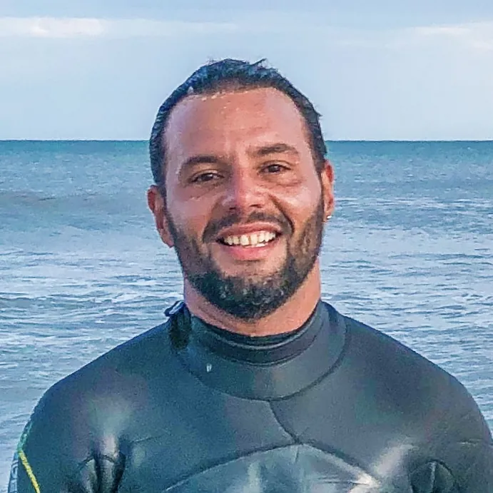 Juan Cruz Díaz en el mar, con su traje de surf