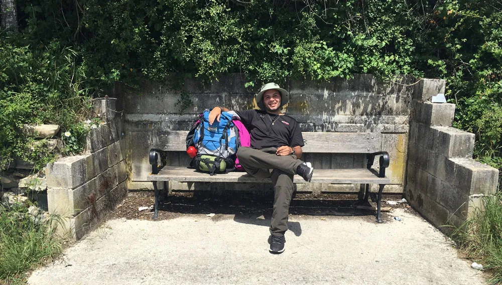 Juan con su mochila durante el Camino de Santiago